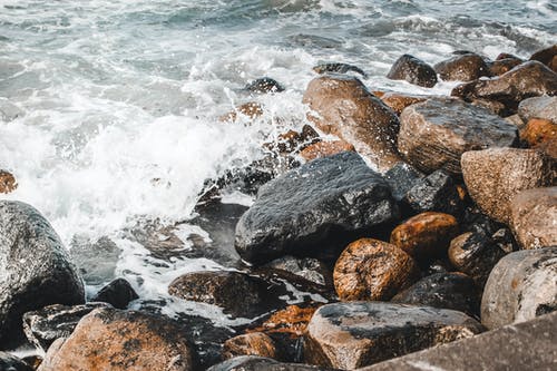 海浪拍打在岩石上 · 免费素材图片