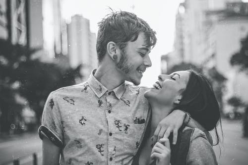 幸福的情侣的灰度照片 · 免费素材图片
