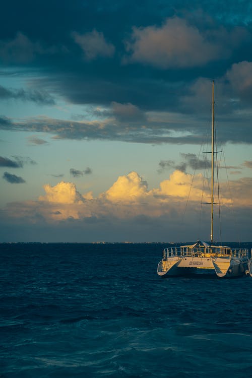 蓝色和白色的帆船 · 免费素材图片