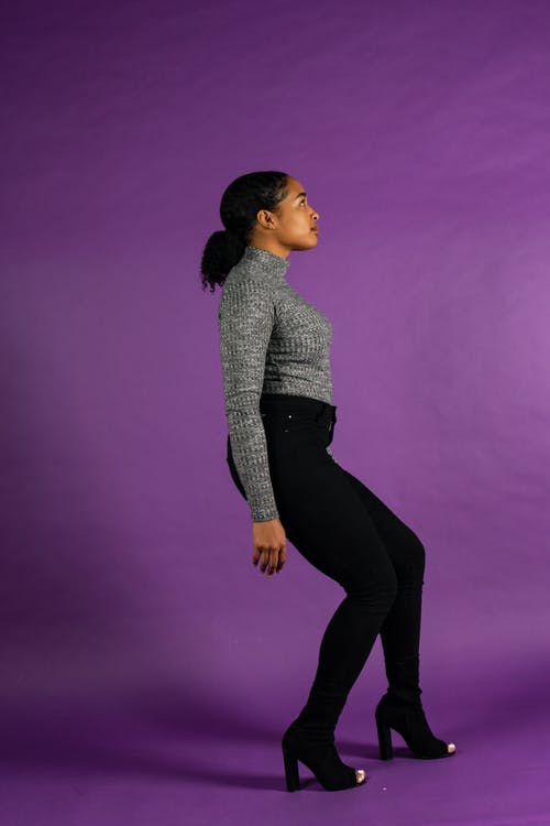 灰色高领毛衣和黑色裤子摆姿势的女人 · 免费素材图片