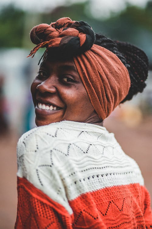 女士黑色和红色帽子 · 免费素材图片