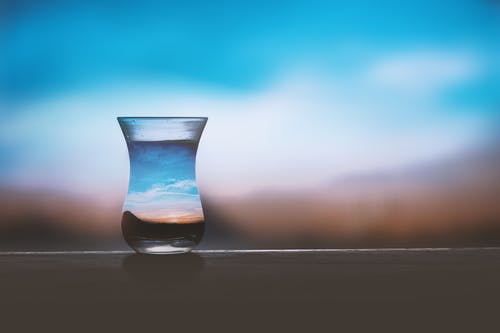 白色和棕色陶瓷花瓶 · 免费素材图片