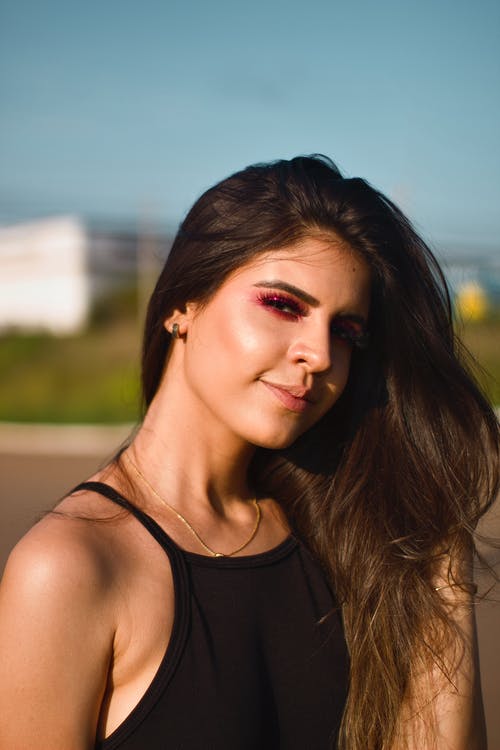 女士黑色意粉表带上衣 · 免费素材图片