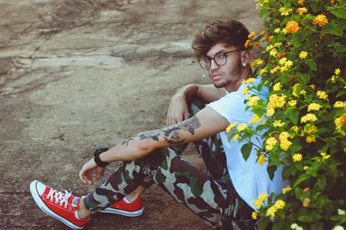 女士白色和黑色碎花连衣裙 · 免费素材图片