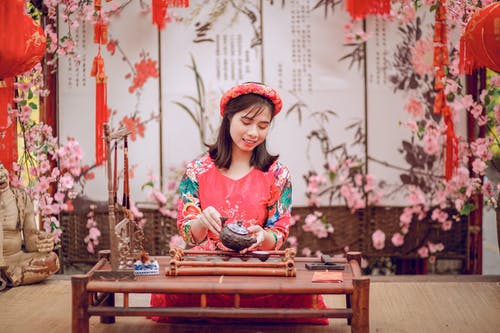 白色和红色花卉印花纺织品 · 免费素材图片