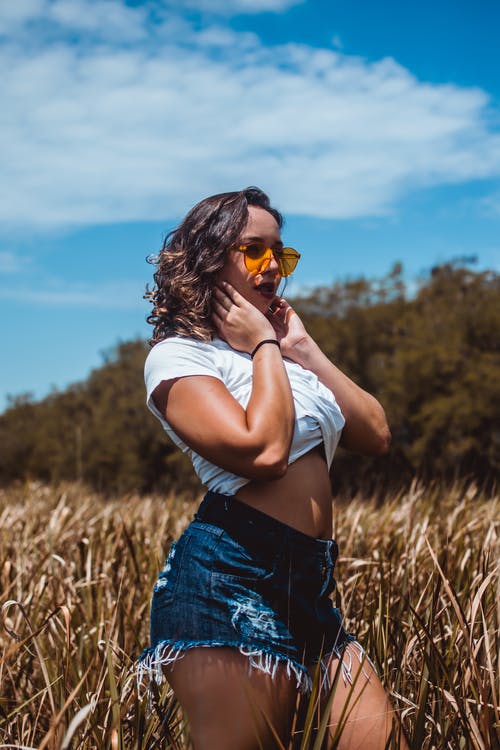 男士蓝色牛仔短裤 · 免费素材图片