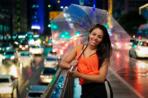 妇女的红色和黑色礼服 · 免费素材图片