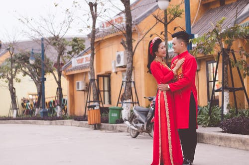 妇女的红色和黑色纱丽连衣裙 · 免费素材图片