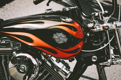 红色和黑色哈雷戴维森摩托车 · 免费素材图片
