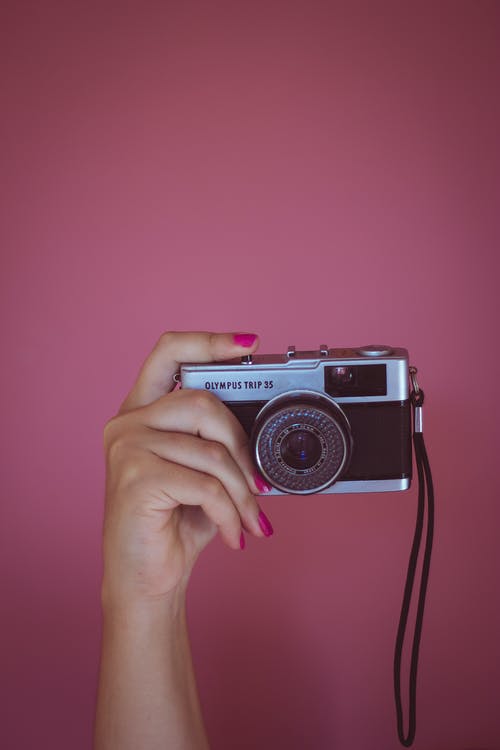 黑色相机与粉红色背景 · 免费素材图片