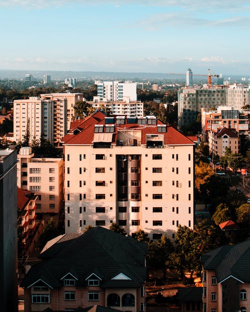 白色和棕色的混凝土建筑 · 免费素材图片