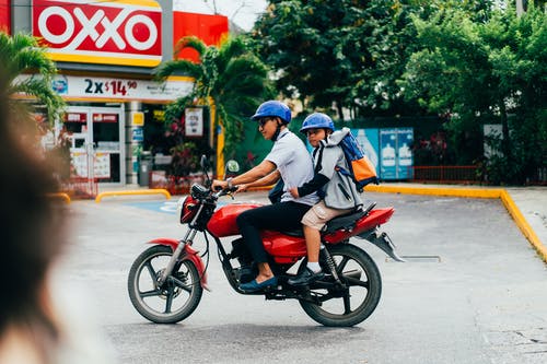 红色和黑色裸摩托车 · 免费素材图片