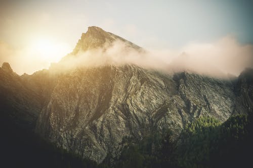 山峰到达云 · 免费素材图片