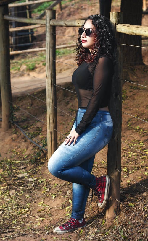 女士黑色网眼上衣 · 免费素材图片