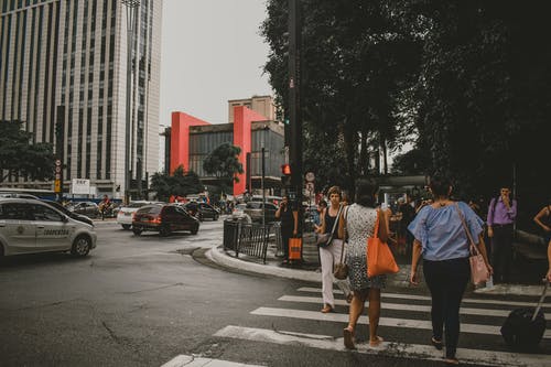 人过马路 · 免费素材图片