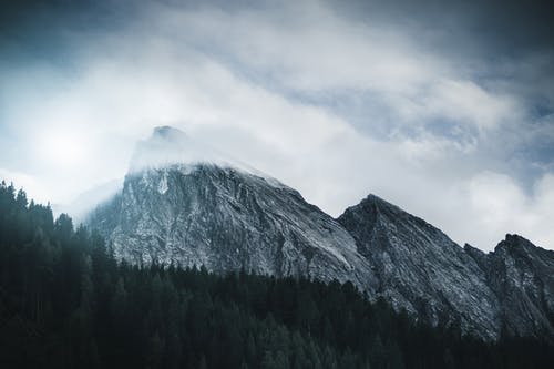 山峰到达云 · 免费素材图片