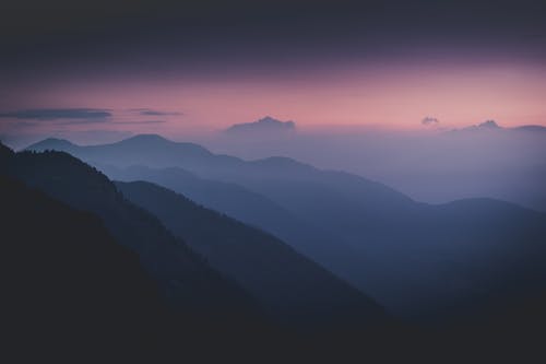 黎明时山的轮廓 · 免费素材图片