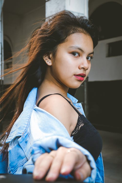 蓝色牛仔夹克摆姿势的女人照片 · 免费素材图片