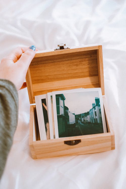 图片在木盒子上的特写照片 · 免费素材图片