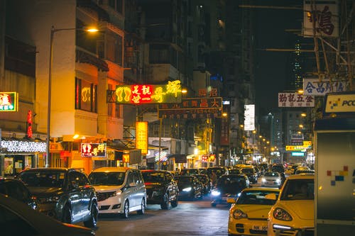 夜间街头交通场景 · 免费素材图片