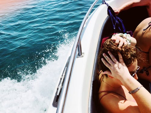 妇女的黑色意大利面条皮带连衣裙 · 免费素材图片