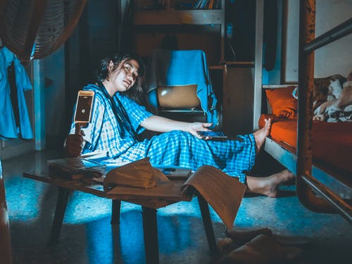 妇女的蓝色和黑色礼服 · 免费素材图片