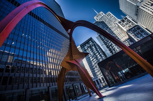 黑色金属框架的棕色木屋 · 免费素材图片