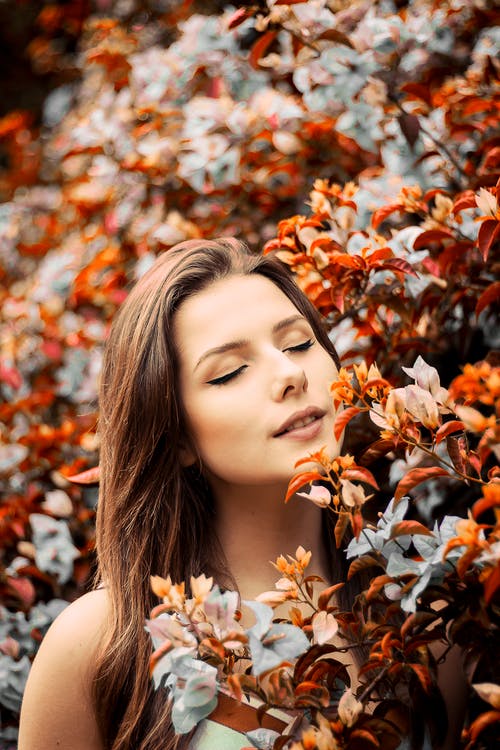 女人靠近花的特写照片 · 免费素材图片