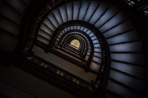 楼梯的低角度照片 · 免费素材图片