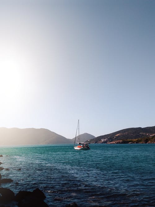 白船在水面上 · 免费素材图片