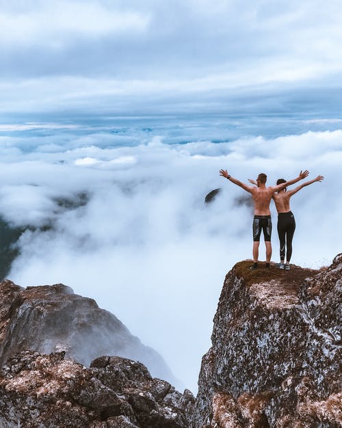 人们站在悬崖上的风景照片 · 免费素材图片