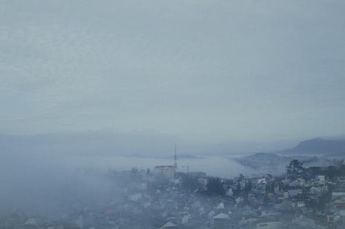 有雾的小镇的景色 · 免费素材图片