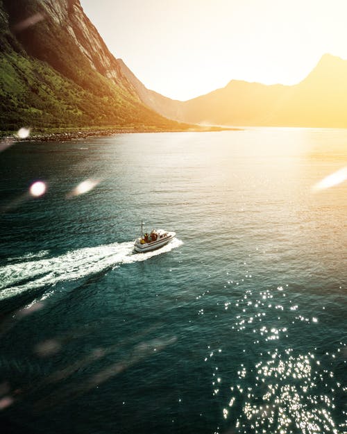 海上机动船的鸟瞰图照片 · 免费素材图片