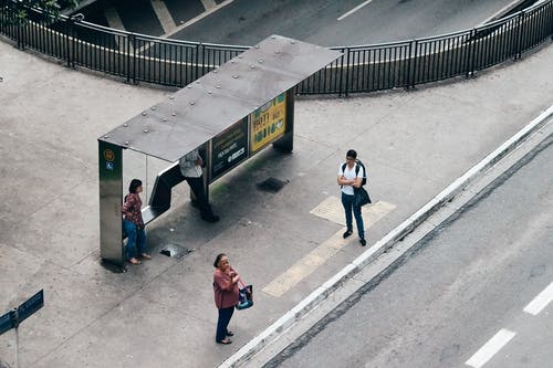 人在等待棚上的航拍照片 · 免费素材图片