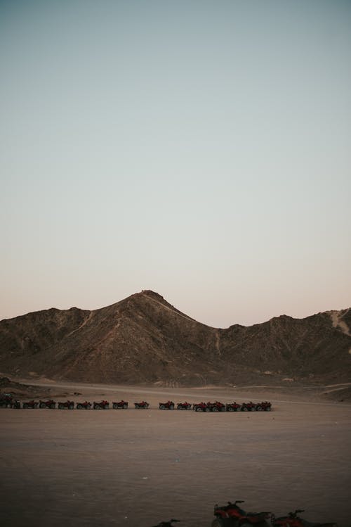 沙漠和山脉 · 免费素材图片