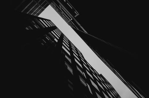建筑物的黑白照片 · 免费素材图片