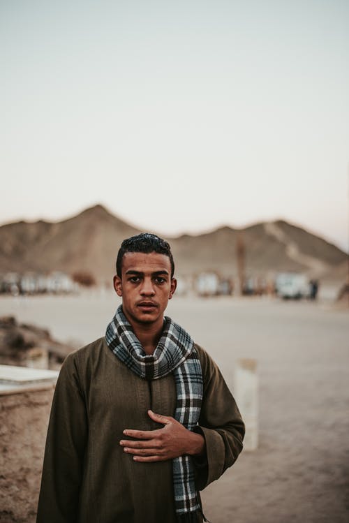 男人戴围巾 · 免费素材图片