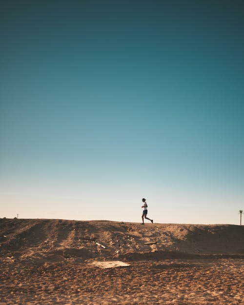 在土路上奔跑的人的照片 · 免费素材图片