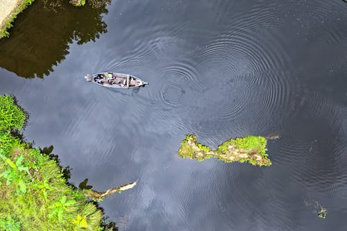 船在水体中的鸟瞰图 · 免费素材图片