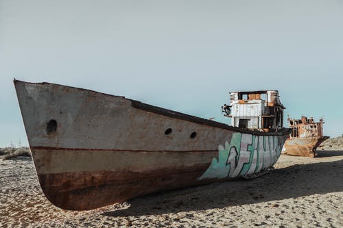 灰色和蓝绿色的小船，在海边的照片 · 免费素材图片