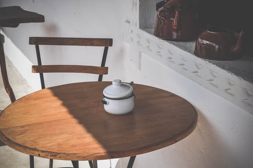 圆形棕色木桌和椅子 · 免费素材图片