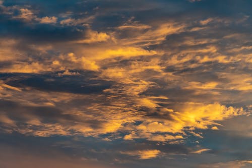 在日落的灰色多云的天空 · 免费素材图片