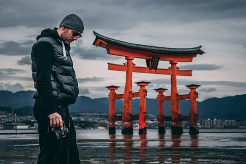 该名男子手持相机的照片 · 免费素材图片