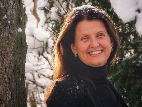 站在树旁边的女人的照片 · 免费素材图片