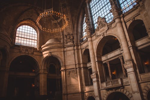 室内点燃的枝形吊灯 · 免费素材图片