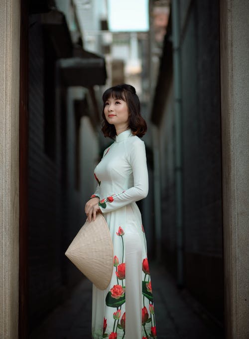 白色花裙子的女士 · 免费素材图片