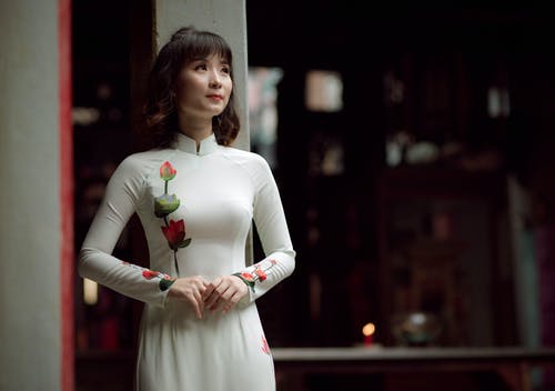 白色花裙子的女士 · 免费素材图片