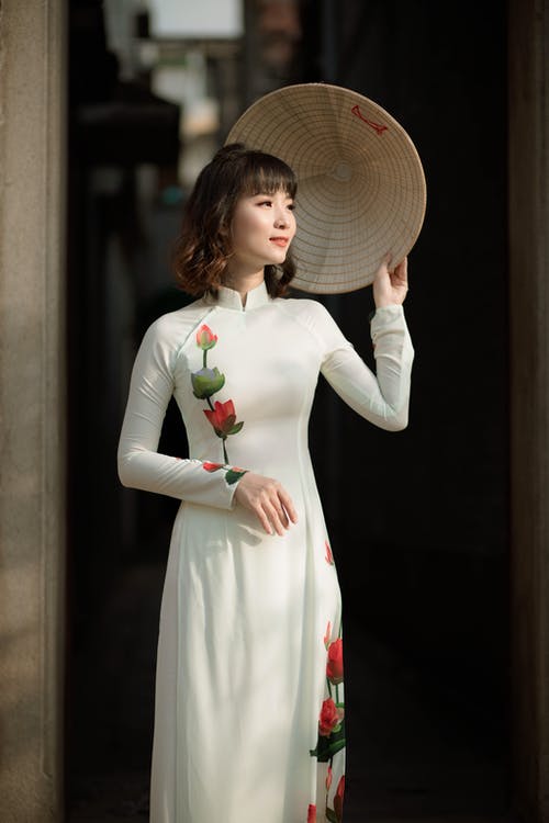 白色花裙子的女士 · 免费素材图片