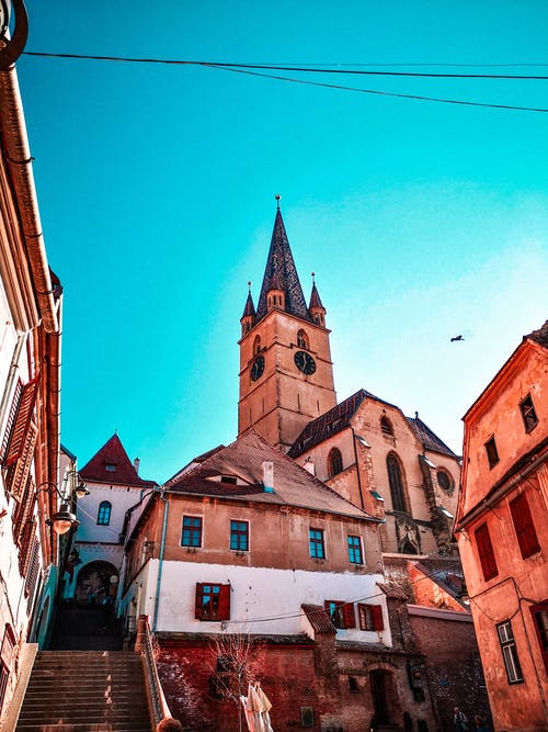 低角度建筑物摄影 · 免费素材图片