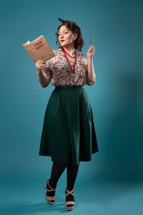 女人抱着厨师的书 · 免费素材图片